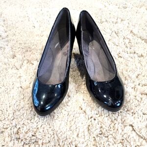 Aerosoles Black Shore Thing Round Closed Toe Slip on Pumps with 2 1/4 Inch Heel.